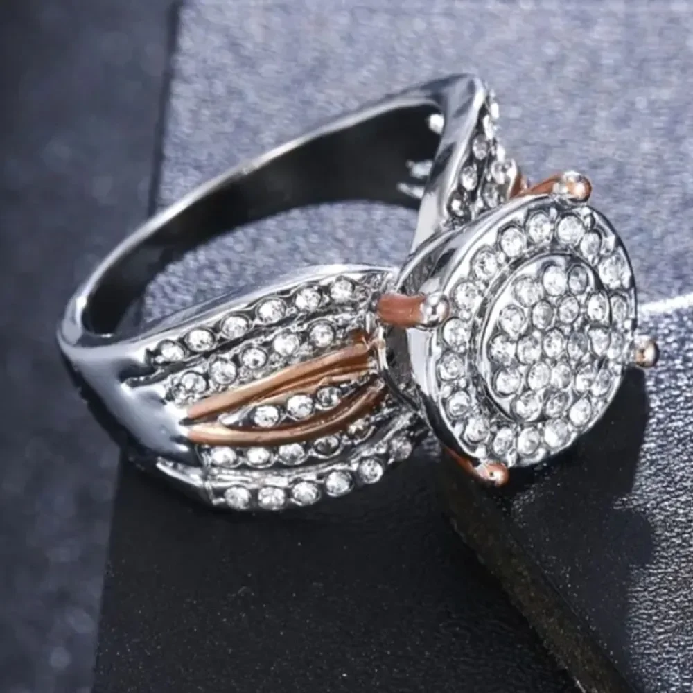 Stunning Two-tone engagement ring sz 9